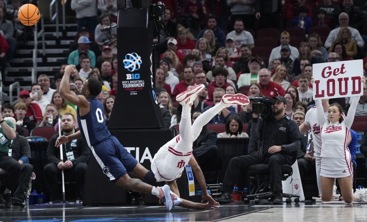 Tamar Bates (53) defends Penn State Nittany Lions guard Kanye Clary (0) during the first half at United Center.